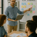 Se muestra una imagen de un chico haciendo una presentación frente a sus compañeros. Imagen del curso de DISEÑO Y EVALUACIÓN DE PROYECTOS SOCIALES