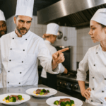 Curso de Habilidades y Competencias en la Dirección de Cocina: chef dirigiendo su equipo en una cocina profesional.