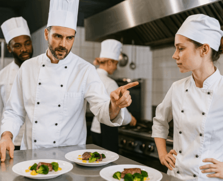 Curso de Habilidades y Competencias en la Dirección de Cocina: chef dirigiendo su equipo en una cocina profesional.