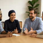 Curso de Mediador Intercultural: personas de diferentes culturas dialogando en un entorno colaborativo, simbolizando la inclusión y la comunicación intercultural.