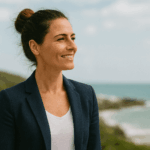 Curso de Resiliencia en el Sector Turístico: profesional del turismo mostrando actitud positiva y confianza frente a un entorno natural.