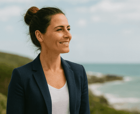 Curso de Resiliencia en el Sector Turístico: profesional del turismo mostrando actitud positiva y confianza frente a un entorno natural.