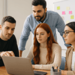 Curso de Talento y Empresa Digital: equipo profesional analizando estrategias de marketing digital en oficina moderna.