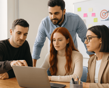 Curso de Talento y Empresa Digital: equipo profesional analizando estrategias de marketing digital en oficina moderna.