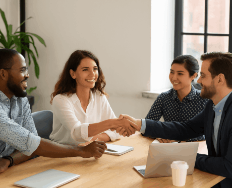 Técnicas de Negociación: grupo de profesionales dialogando en una reunión para alcanzar un acuerdo.